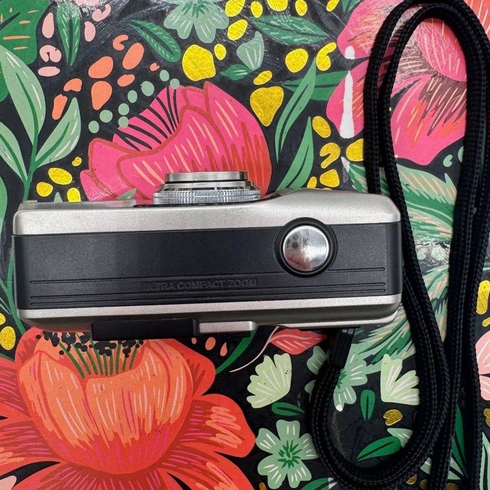 Olympus i Zoom 3000 APS Film Camera 21-58mm AF Quartzdate Silver with Case